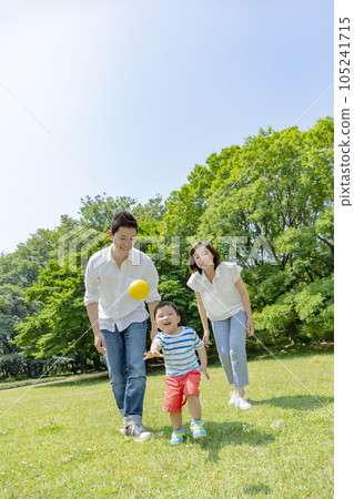 Parents playing in the park of fresh green Parents playing in the park of fresh green 105241715