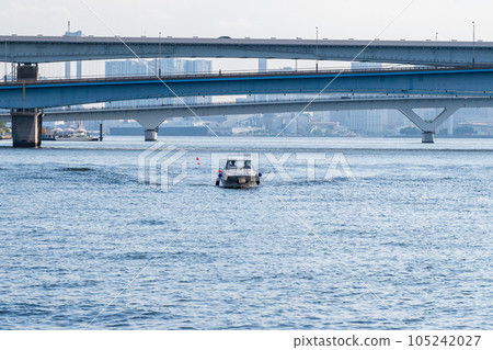 橫跨中央區晴海和江東區豐洲的晴海大橋上航行的小船 橫跨中央區晴海和江東區豐洲的晴海大橋上航行的小船 105242027