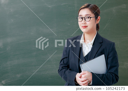 站在講台上拿著電腦的眼鏡女人 105242173