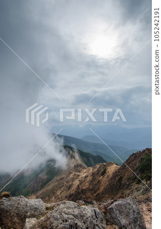 Mountain scenery where the weather deteriorates and clouds begin to cover 105242191