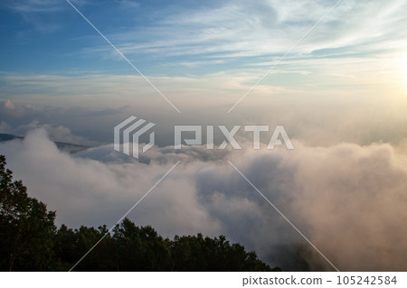 空台、雲海（長野縣）｜傍晚時分，雲朵升起，形成雲海。 105242584