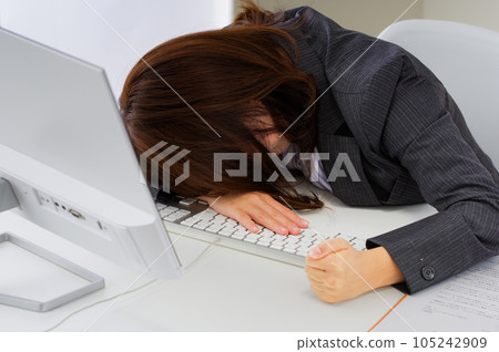 A female employee who seems to be tired and tired A female employee who seems to be tired and tired 105242909