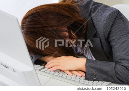 A female employee who seems to be tired and tired A female employee who seems to be tired and tired 105242910