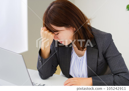 A female employee who seems to be tired and tired A female employee who seems to be tired and tired 105242911