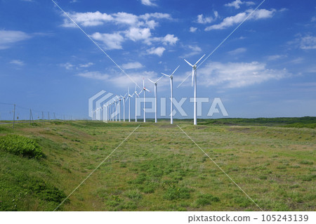 草原道路、雲彩與風力發電 105243139