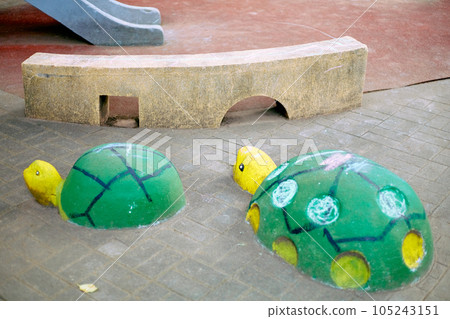公園裡的海龜遊樂場設備和遊樂設施 公園裡的海龜遊樂場設備和遊樂設施 105243151