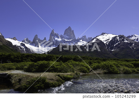 巴塔哥尼亞登山風光,可欣賞著名的菲茨羅伊峰 巴塔哥尼亞登山風光,可欣賞著名的菲茨羅伊峰 105243299