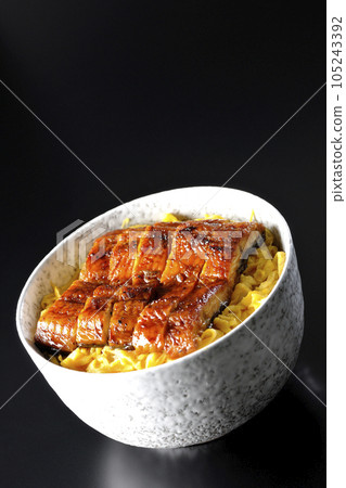 在黑色背景上拍攝一碗金石玉子和烤鰻魚 105243392