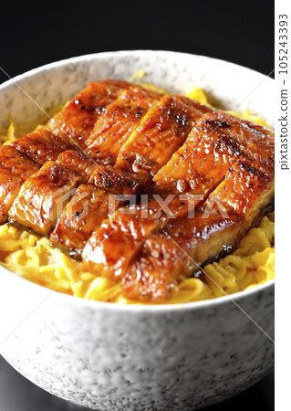 在黑色背景上拍攝一碗金石玉子和烤鰻魚 105243393