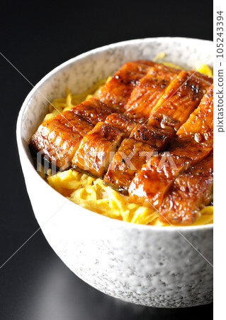 在黑色背景上拍攝一碗金石玉子和烤鰻魚 105243394