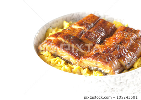 白色背景中的一碗金石玉子和烤鰻魚 105243591