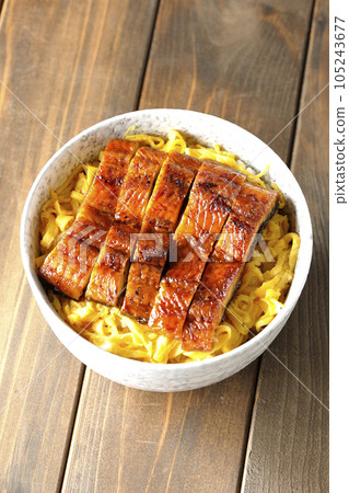 鳥瞰一碗煎蛋捲和鰻魚蒲燒 105243677