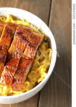 鳥瞰一碗煎蛋捲和鰻魚蒲燒 105243682