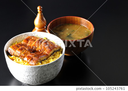 錦絲玉子和鰻魚蒲燒蓋飯和味噌湯 錦絲玉子和鰻魚蒲燒蓋飯和味噌湯 105243761