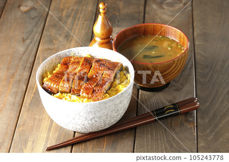 錦絲玉子和鰻魚蒲燒蓋飯和味噌湯 錦絲玉子和鰻魚蒲燒蓋飯和味噌湯 105243778