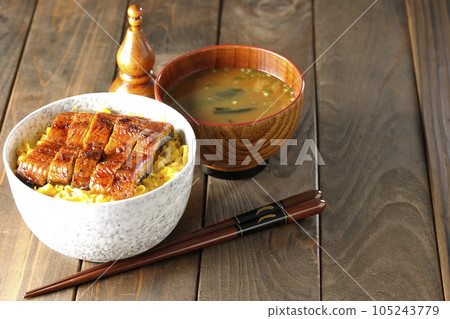 Kinshi-tamago and eel kabayaki donburi and miso soup 105243779