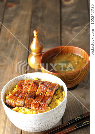 Kinshi-tamago and eel kabayaki donburi and miso soup 105243789