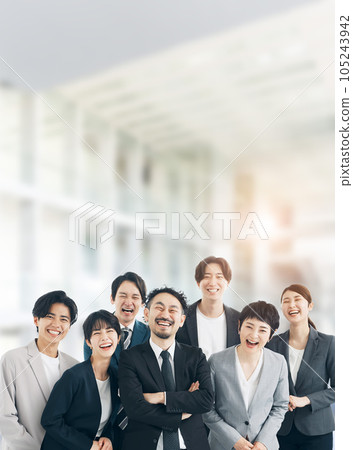 一群辦公室職員在大廳裡笑 一群辦公室職員在大廳裡笑 105243942