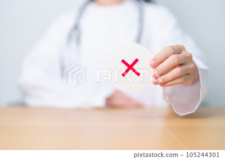 Doctor show Wrong symbol paper. True and false, accept and rejected, evaluation, Diagnosis, Vote, Poll, Yes or No, Health, Medical and Survey concepts Doctor show Wrong symbol paper. True and false, accept and rejected, evaluation, Diagnosis, Vote, Poll, Yes or No, Health, Medical and Survey concepts 105244301