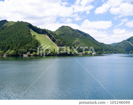 Scenery of Lake Onzui (artificial lake of Hikihara Dam). (Shiso City, Hyogo Prefecture) Scenery of Lake Onzui (artificial lake of Hikihara Dam). (Shiso City, Hyogo Prefecture) 105246099