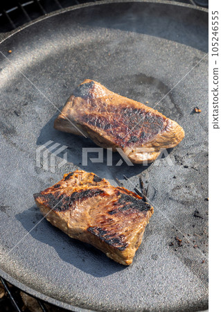 roasted beef meat slices 105246555