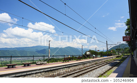 長野縣築曲市的旅遊景點小畠舍車站和小畠舍梯田（夏季） 105246904