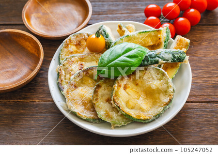 zucchini fritters 105247052