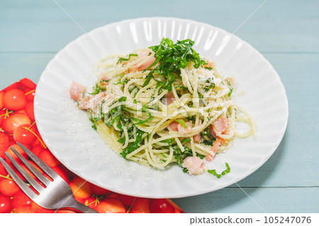 Green perilla and bacon peperoncino 105247076