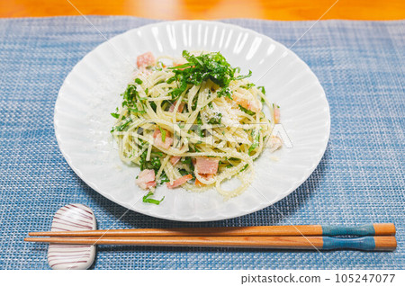 Green perilla and bacon peperoncino 105247077