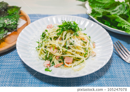 Green perilla and bacon peperoncino 105247078