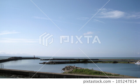 可以看到日本海和佐渡島的海岸漁港的防波堤 105247814