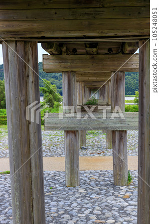 漫步在大井川上的木橋蓬萊橋上 105248051