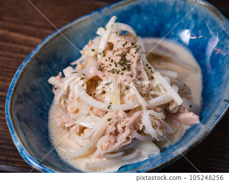 蘿蔔和金槍魚沙拉，用蛋黃醬調味。 105248256