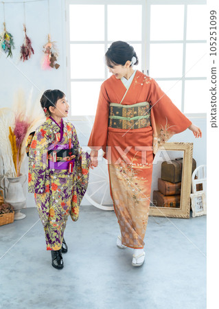Parents and children dancing in kimono Commemorative photo in kimono photo studio photo studio Parents and children dancing in kimono Commemorative photo in kimono photo studio photo studio 105251099