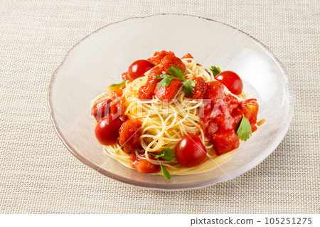 Cold pasta with tomato and basil 105251275