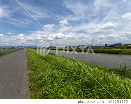 Scenery along the Yamato River where the summer blue sky spreads 105251575