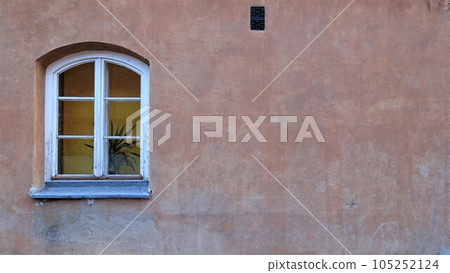 Vintage wall background with window 105252124