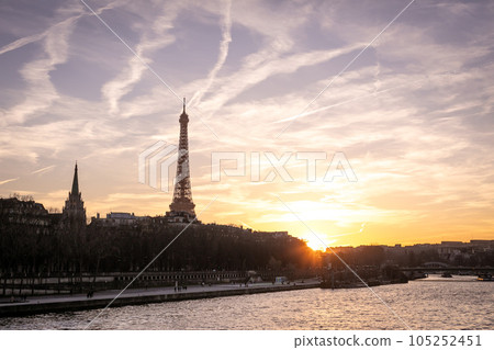 從阿爾瑪橋看埃菲爾鐵塔的夜景 從阿爾瑪橋看埃菲爾鐵塔的夜景 105252451