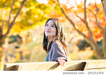 享受秋天的年輕女子葉狩獵 105252459