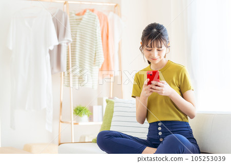 Young woman relaxing in the living room 105253039