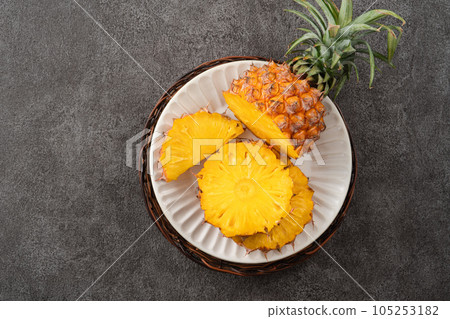 鳳梨 熱帶 葉子 蓬萊蕉 背景 龜背葉 pineapple background パイナップル 105253182