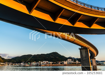 Sunrise over Ushibuka Haiya Bridge [Ushibuka, Amakusa City, Kumamoto Prefecture] 105253681