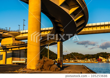 Sunrise over Ushibuka Haiya Bridge [Ushibuka, Amakusa City, Kumamoto Prefecture] 105253686