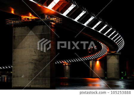 夜間點亮的牛深海谷橋[熊本縣天草市牛深] 105253888