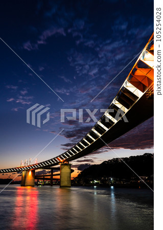黎明前的牛深海谷橋[熊本縣天草市牛深] 105254028