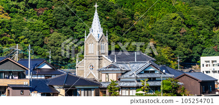 天主教咲津教堂全景【熊本縣天草市】 105254701