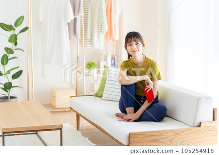 年輕女子在客廳放鬆 105254918