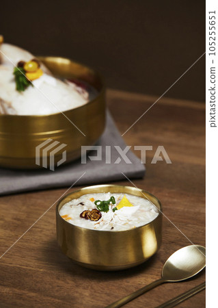 korean traditional food samgyetang and dakjuk, chicken soup with ginseng and chicken rice porridge 105255651