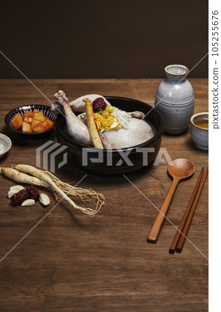 korean traditional food samgyetang, chicken soup with ginseng with korean traditional alcohol 105255676