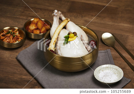 korean traditional food samgyetang, chicken soup with ginseng 105255689